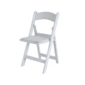 Chaises pliantes blanches en plastique